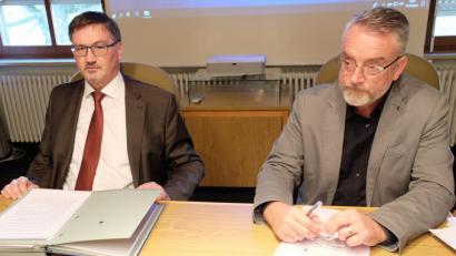 Bild: ohr
Bei der gemeinsamen Haushalts-Vorstellung spricht Bürgermeister Hans Prechtl (links) von einem Haushalt mit Zukunftskurs. Kämmerer Thomas Krapf überzeugt mit soliden Zahlen.