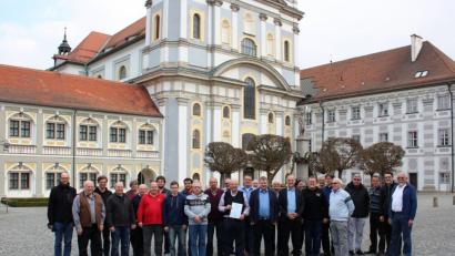 Bild: kro
Das Vorstandsgremium und Geehrte des Distrikts Bayern-Ost des Deutschen Amateur-Radio-Clubs beim Treffen in Waldsassen.