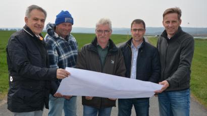 Bild: jr
Auf dem Gemeindegebiet der Stadt Mitterteich wird die Straße zwischen Oberteich und Triebendorf (Markt Wiesau) ausgebaut. Bürgermeister Roland Grillmeier, Polier Wolfgang Fischer, Bauleiter Helmut Auer (beide Firma Dankerl), Bauamtsleiter Thomas Grillmeier und Robert Ernstberger (Ingenieurbüro Bork) informierten über das Projekt.