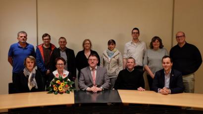 Bild: Stefanie Gradl
BRK-Kreisgeschäftsführer Sebastian Schaller (sitzend, rechts), Bürgermeister Hans-Martin Schertl (Mitte) und die Organisatorin Brigitte Ringelstetter (sitzend, Zweite von links) ehren die oftmaligen Blutspender bei einer Feierstunde im Vilsecker Rathaus.