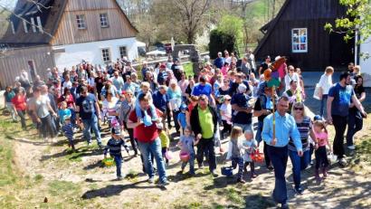 Bild: hai
Michael Pöllath vom Fichtelgebirgsverein führt den Tross an, der sich in zwei Gruppen auf die Suche nach insgesamt 1100 Ostereier macht.