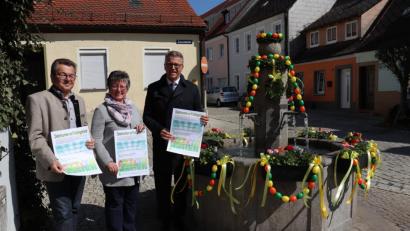 Bild: exb
Bürgermeister Franz Stahl (rechts) und der Vorsitzende des Stadtmarketingvereins, Dr. Maximilian Schön (links), bedankten sich persönlich bei Gabriele Laubert, 1. Vorsitzende des OGV, für die spontane diesjährige und langfristig weitere Oster-Gestaltung des Brunnens.