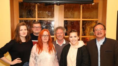 Bild: njn
Auch der Vorstand verjüngt sich. Neu im Vorstand sind als Jugendleiterin Melissa Chousein (zweite von rechts) und Beisitzerin Maria Dietrich (links). Mit auf dem Bild (von links) Kassier Markus Knodt, zweite Vorsitzende Alexandra Gmeiner, Vorsitzender Bernhard Reis und Bürgermeister Hans Donko.