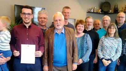 Bild: mef
Für 15 Jahre Mitgliedschaft wurde Maximilian Sailer (Dritter von links) vom Vorsitzenden Robert Lindner (Vierter von links) ausgezeichnet. Alfons Barth (Fünfter von links) ist 60 Jahre dabei. Vorsitzender Robert Lindner ernannte ihn zum Ehrenmitglied.