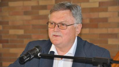 Bild: ak
Bürgermeister Manfred Porsch stellt die geplanten Vorhaben der Gemeinde vor.