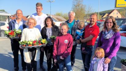 Bild: exb
Bundestagsabgeordnete Marianne Schieder, SPD-Markträte und-Mitglieder verteilten an Ostern kleine Blumengrüße.
