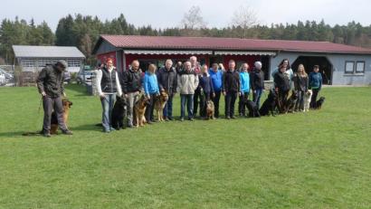 Bild: rn
Leistungsrichter Bernhard Babl (Mitte, helle Jacke) lobt den guten Ausbildungsstand der bei der Frühlingsprüfung vorgeführten Hunde.