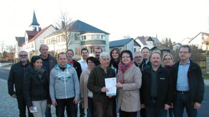 Bild: ld
Die Gemeinde Brand ist Mitglied des "Förderverein Fichtelgebirge e.V.". Bürgermeister Ludwig König überreichte der Vorsitzenden Sybille Kießling den Aufnahmeantrag. Zusammen mit Cosima Benker (hinten, Mitte) war sie nach Brand gekommen, um die offizielle Nachricht zu überbringen, dass Brand die Sommerlounge 2020 ausrichten wird.