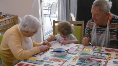 Bild: u
Die zwei- und dreijährigen Knirpse der privaten Kindertagespflege Blümchen aus Amberg sind einen Vormittag lang zu Gast bei den Besuchern der BRK-Seniorentagespflege St. Barbara. Von Berührungsängsten keine Spur: Jung wie Alt haben großen Spaß beim Malen.