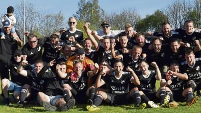 Bild: A. Schwarzmeier
20 Siege in 22 Spielen, 61 Punkte und ein Torverhältnis von 72:13 – die SpVgg Neustadt/Kulm krönte am Ostermontag eine sensationelle Saison mit der vorzeitigen Meisterschaft. Dementsprechend in Feierlaune war die komplette Mannschaft mit Trainer und Betreuern. 	Bild: A. Schwarzmeier