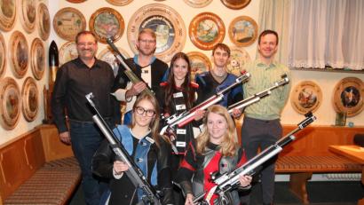 Bild: pi
Das erfolgreiche Team: Luisa Wittmann, Maria Hirnet (vorne, von links), Schützenmeister und Betreuer Anton Hirnet, Christoph Wittmann, Nina Heinle, Stefan Schönberger und Trainer Christian Stahl (hinten, von links).