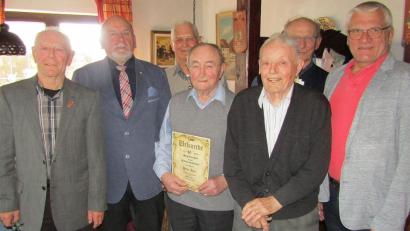 Bild: sck
Vier Mitglieder nahmen die Ehrung für 40 Jahre Treue zur Arbeiterwohlfahrt entgegen. Von links Vorsitzender Alfred Melchner, stellvertretender Bezirksvorsitzender Martin Seibert, die Jubilare Franz Stöhr, Peter Iger, Josef Sichelstiel und Rudolf Graml sowie Dritter Bürgermeister Norbert Gradl.