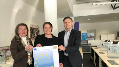 Bild: Karin Renner, Jobcenter AM-AS/exb
Sie setzen sich für Alleinerziehende ein (von links): Jobcenter-Geschäftsführerin Sonja Schleicher, Tanja Plach (Beauftragte für Chancengleichheit auf dem Arbeitsmarkt) und IHK-Geschäftsstellenleiter Bernhard Reif.