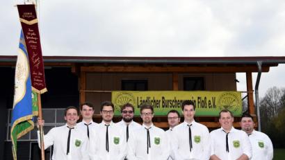 Bild: bgm
Christian Kunz (Fünfter von links) ist der neue Vorsitzende des Ländlichen Burschenvereins Floß. Die Führungsriege komplettieren (von links) Florian Strobel, Christoph Riedel, Alexander Reinl, Matthias Stahl, Maximilian Bär, Stephan Bodensteiner, Michael Volkmer und Martin Krichenbauer.