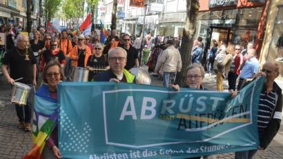 Bild: Kunz
Ursula Hess, Pfarrer Hans-Peter Pauckstadt-Künkler, Veit Wagner und Jost Hess führen den Ostermarsch, hier in der Max-Reger-Straße, an.