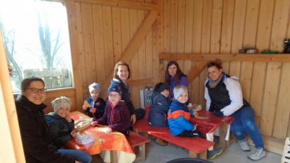 Bild: twg
Die Elternbeiratsmitglieder der Steinwaldzwerge Pullenreuth unterstützten die Kindergartenkinder bei ihren Projekten.