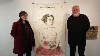 Bild: peg
Carolin-Sophie Ebeling führte das Publikum bei der Vernissage in das Schaffen Günter Kempfs ein. Der Maler stellt in Pielenhofen aus.