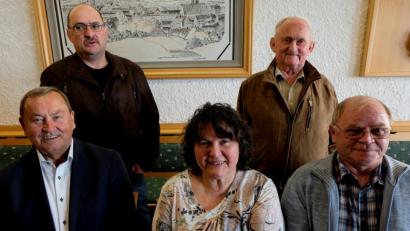 Bild: le
Sie treten für soziale Gerechtigkeit, Frieden und Freiheit ein. Sitzend von links: Zweiter Vorsitzender Fritz Sommer, dessen Stellvertreterin Brigitte Beer und Vorsitzender und Schriftführer Josef Beer. Stehend von links: Rechnungsprüfer Bernhard Höning und Beisitzer Hans Höning. Nicht im Bild Kassier Gerhard Schaller.