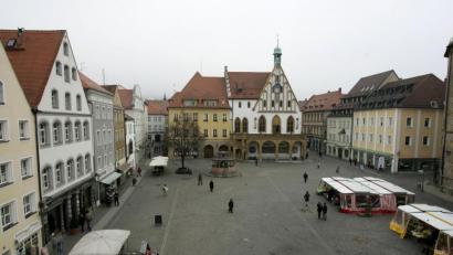 Bild: Daniel Karmann
Blick über den Marktplatz und auf das Rathaus in Amberg. Vier Flüchtlinge hatten in der Stadt wahllos Passanten geschlagen.