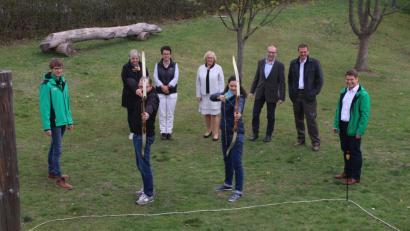 Bild: psne
Bogenschießen wie die Indianer: Andreas Schricker von den Stadtwerken Weiden und Gleichstellungsbeauftragte Karin Hauser-Dötterl vom Landratsamt in Tirschenreuth üben schon einmal. Das Ferienprogramm von Learning Campus ist vielseitig.