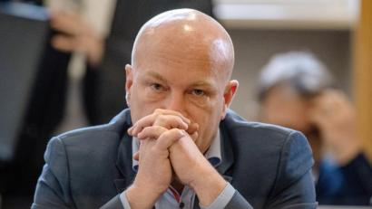 Bild: Armin Weigel
Joachim Wolbergs (SPD), suspendierter Regensburger Oberbürgermeister, sitzt im Landgericht im Verhandlungssaal. Foto: Armin Weigel/Archiv