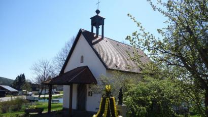 Bild: fjo
Vor der Barbarakapelle errichteten die Mitglieder der Ortsfeuerwehr eine kleine Osterkrone auf dem Floriansbrunnen.