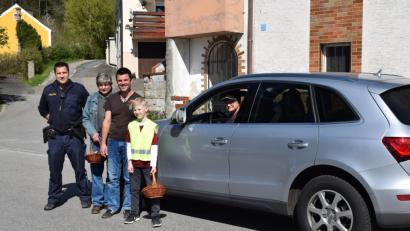 Bild: bnr
Die Verkehrswacht und ihre Helfer verteilen 500 Ostereier an die Verkehrsteilnehmer.