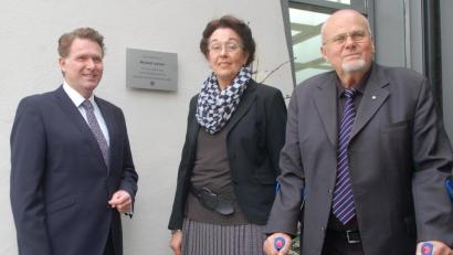 Bild: gib
IHK-Hauptgeschäftsführer Jürgen Helmes (links) enthüllte die Gedenktafel für Michael Lottner zusammen mit Anna und Alfred Lottner.