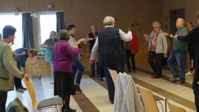 Bild: weu
Übungsleiter Michael Welnhofer (vierter von rechts) führte mit den Teilnehmern einfache Bewegungsübungen mit Haushaltsgeräten durch.