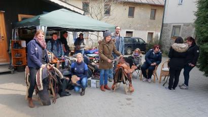 Bild: bsc
Auf reges Interesse stieß der erste Reiterflohmarkt der "Pferdefreunde Grenzmühle“. Im Gastraum und auf dem Freigelände boten Pferdefreunde alles rund ums Pferd an.