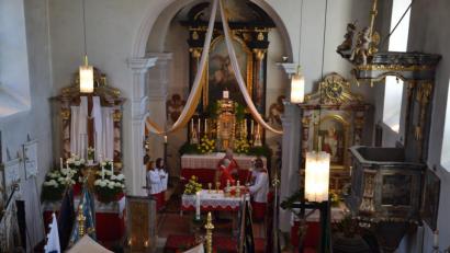 Bild: gi
Festlich geschmückt war die Ortskirche von Etzgersrieth als Pfarrer Josef Most den Festgottesdienst zum „Girngdoch“ mit den Gläubigen feierte.