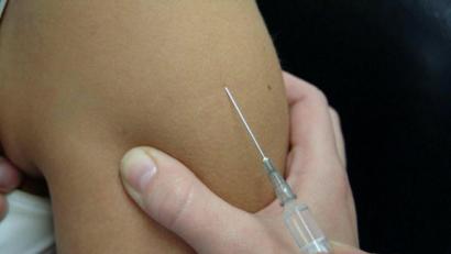 Archivbild: Petra Hartl
Kleiner Stich, große Wirkung: Zwei mal geimpft, ist die Gefahr einer Masern-Infektion lebenslang gebannt. Die Große Koalition debattiert zurzeit über eine Impfpflicht