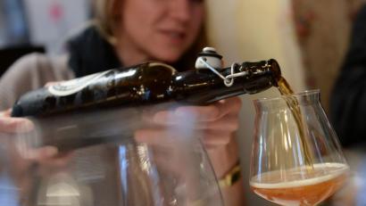 Bild:  Britta Pedersen/dpa
Hier wird Bier nicht einfach nur getrunken, sondern verkostet. Und zwar europäisch. Im Tempel-Museum Etsdorf gibt es am Donnerstag, 9. Mai, eine Bier-Geschmacksreise zum Europatag.