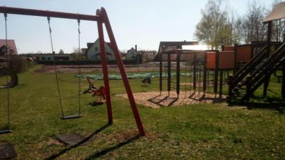 Bild: lgc
Der Kinderspielplatz soll im Zuge der einfachen Dorferneuerung für 160 000 Euro aufgewertet werden. Bereits im Bau ist das Spielfeld (im Hintergrund).