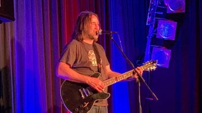 Bild: lst
Nur mit Gitarre: Mehr braucht Roland Hefter am Donnerstagabend im „Salute“ auch nicht, um sein Publikum rundum glücklich zu machen.