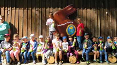 Bild: jml
Der große braune Hase im Hintergrund, den Jürgen Dolles dem OWV vermacht hat, ist wohl der einzige, der dieses Osterfest überlebt. Alle anderen Schokohasen dürfen die Kinder nach und nach vernaschen.