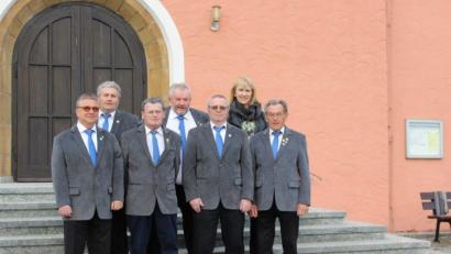 Bild: sis
Die Jubilare des Männergesangvereins Schwend: (vorne, von links) Klaus Zeisig (25 Jahre), Konrad Kopp (70 Jahre), Reinhard Müller (25 Jahre), Andreas Schötz (60 Jahre), (hinten, von links) Vorsitzender Werner Prügel, Hans Sieß (40 Jahre) und Bürgermeisterin Brigitte Bachmann.