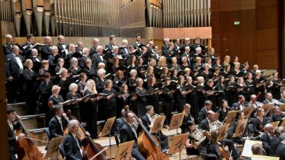 Bild: privat
Entertainer Rolf-Bernhard Essig, die Nürnberger Symphoniker und der Philharmonische Chor Nürnberg sorgen dafür, dass es am 5. Mai in der Meistersingerhalle romantisch zugeht.
