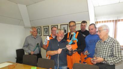 Bild: ubb
Uli Andern (Mitte) demonstrierte seinen "Schülern" auch den richtigen Umgang mit unterschiedlichen Gartengeräten.