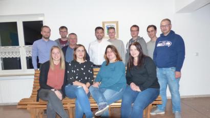 Bild: hme
Barbara Kick (vorne Zweite von links) mit ihrer neuen Mannschaft und den Ehrengästen.
