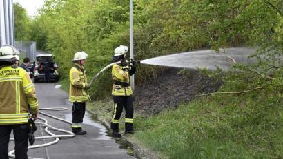Bild: Petra Hartl
Die Böschung entlang der Bahnstrecke hinter dem Amberger Milchhof ist am Mittwochnachmittag in Brand geraten.