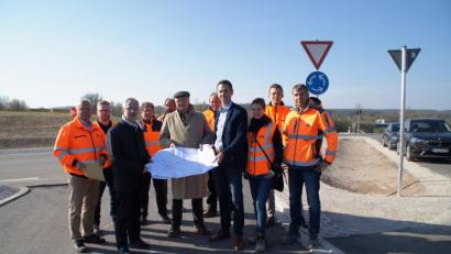 Bild: sir
Offizielle gaben kürzlich den Muckenbacher Kreisel für den Verkehr frei. 	Bild: sir