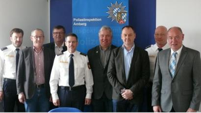 Bild: Polizei Amberg
Sicherheitsgespräch bei der Amberger Polizei (von links): Polizeirat Wolfgang Schüler, die Bürgermeister Erwin Geitner (Rieden) und Peter Braun (Schmidmühlen), Polizeidirektor Thomas Lachner, Bürgermeister Markus Dollacker (Ensdorf), Dritter Bürgermeister Erich Meidinger (Ebermannsdorf), Erster Polizeihauptkommissar Hans-Peter Klinger und Bürgermeister Roland Strehl (Kümmersbruck).