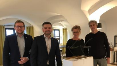 Bild: cv
Der Genussgipfel ist mit einer Kunstausstellung verbunden. Sebastian Lesṅak als Vertreter des CeBB (von links) und Hoteldirektor Johannes Lehberger konnten dafür auch die Amberger Künstlerin Hanna Regina Uber, im Bild mit Ehemann Robert Diem, gewinnen.