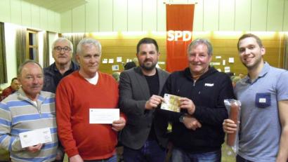 Bild: dip
Vorsitzender Sebastian Dippold (Mitte) und Franz Witt (Zweiter von links) gratulieren beim SPD-Preisschafkopf den Gewinnern Reinhard Hübner (Zweiter von rechts), Richard Grasser (Dritter von links) und Wilhelm Pentner (links). Stefan Merkl (Rechts) bekam den Trostpreis.
