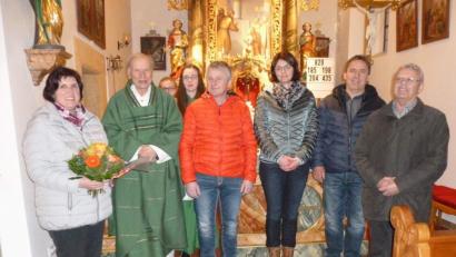Bild: u
Nach einer Abendmesse wird Roswitha Wendl (links) aus der Kirchenverwaltung Weiher verabschiedet, der sie 18 Jahre angehörte. Neben ihr (von links): Stadtpfarrer Hans-Peter Bergmann, die Ministrantinnen Katharina und Nicole Ott, die Kirchenverwaltungsmitglieder Manfred Heinrich, Evi Ott und Hermann Ott sowie Kirchenpfleger Franz Reif.