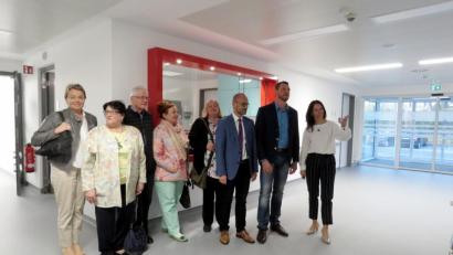 Bild: ubb
Eine kleine Gruppe des CSA-Vorstand um Vorsitzenden Huberth Rosner (Zweiter von rechts) ließ sich von Krankenhausleiterin Claudia Kost (rechts) die neue Notaufnahme zeigen.