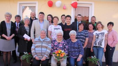 Bild: kro
Selbstbewusst und voller Stolz feierte Gertrud Völkl (mitte sitzend) ihren 80. Geburtstag. Eingerahmt wurde sie dabei von ihren beiden Schwestern Waltraud (links) und Hildegard. Unser Bild zeigt die Drei mit den weiteren Familienmitgliedern udn den Vertretern der vereine. Sechster von rechts stehend 3. Bürgermeister Franz Schöner.