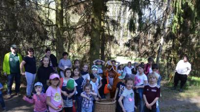 Bild: gi
Das Ostereiersuchen mit Aktionen im Rahmen der Emmaus-Wanderung mit dem OWV und der Laienspielgruppe „Gensbloud & G`schling“ machte den Kindern großen Spaß. Mit von der Partie war auch der Osterhase.