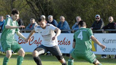 Bild: gb
David Dobmann (Mitte) und die SV Grafenwöhr setzten sich jüngst im direkten Duell gegen den FC Wernberg durch. Andreas Lorenz (links) und Andreas Wagner müssen sich nun vier Spieltage vor Schluss mit der Verfolgerrolle zufriedengeben.